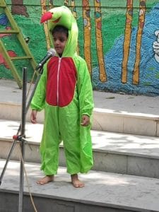 Mini kg enthusiastic student dressed up as a parrot and performed