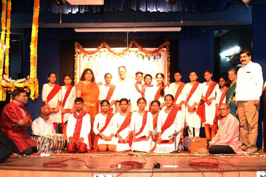 Ramnavami_Grp photo of kannada Medium students with Trustees