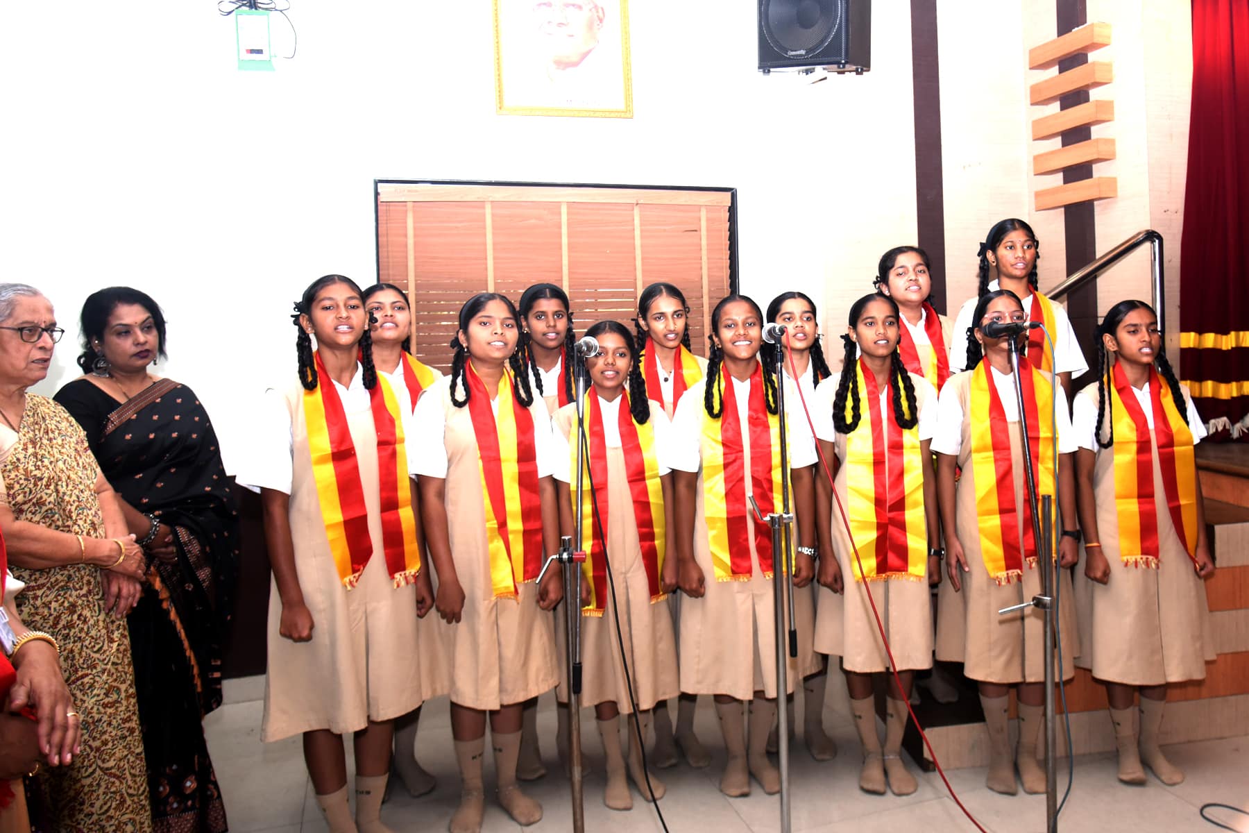 Kannada Medium Students singing Jaya Bharat Jananiya Tanujaate.